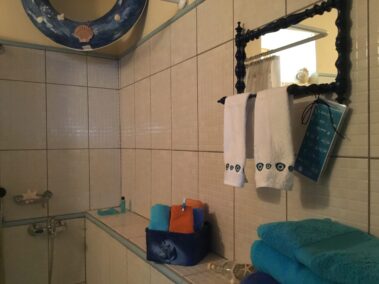 The old style mirror and the towels of all shades of blue